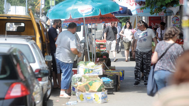 Нуде јефтино воће из комбија